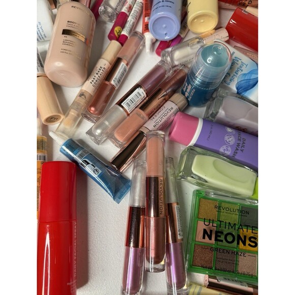 makeup box sorted (100) mixed box with 80% revolution makeup - Picture 7 of 8